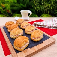 Jamón piña mayonesa en yemita